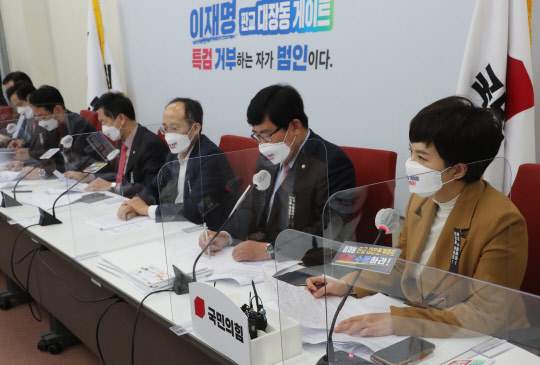 김은혜(오른쪽) 국민의힘 의원이 25일 오후 서울 여의도 국회에서 당 원내지도부와 대장동 TF 위원들이 개최한 '이재명 발언 팩트체크 2021 국정감사 11대 거짓말' 기자간담회에서 발언하고 있다.국회사진기자단·연합뉴스